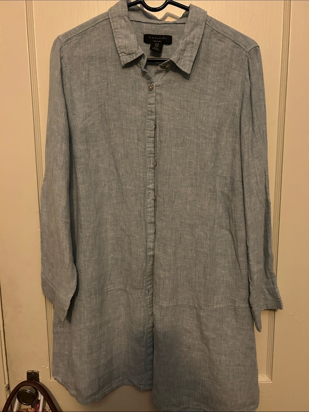 Tahari’s Pale Blue Linen-Blend Long Shirt Mother of Pearl Button Size 16 EUC